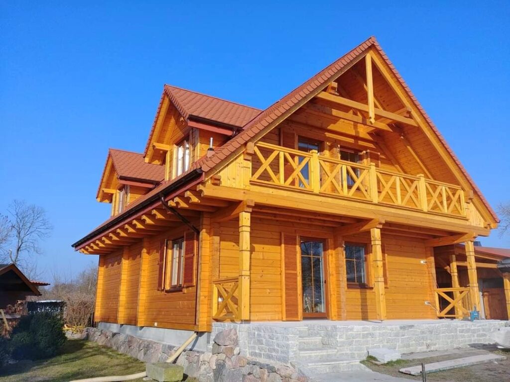 Ekologiczny dom z drewnianych bali