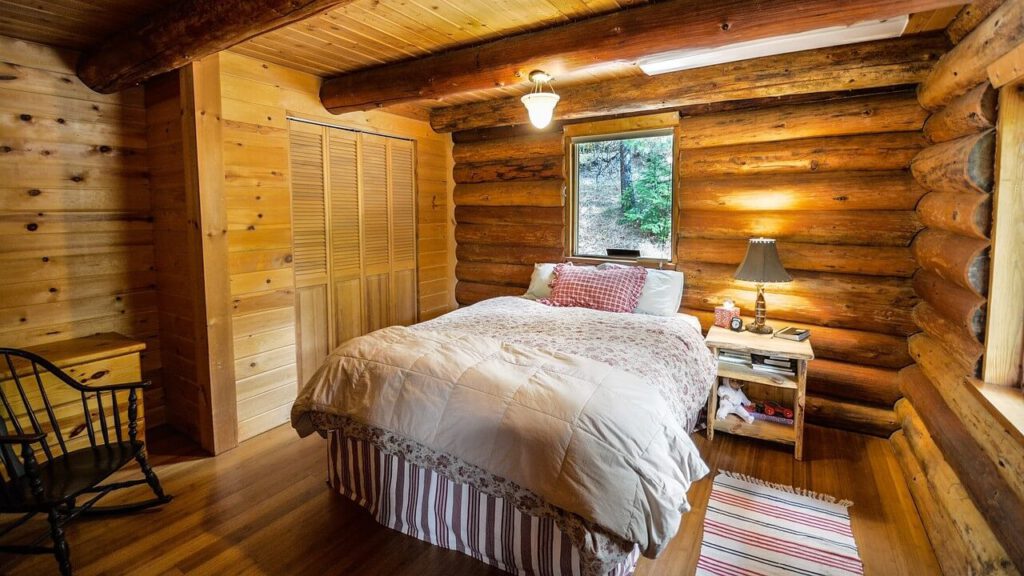 Jak może wyglądać sypialnia w domu z bali?