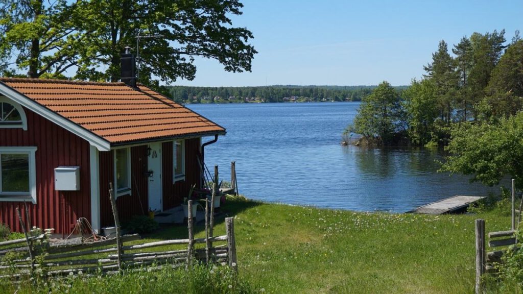 domek drewniany nad jeziorem