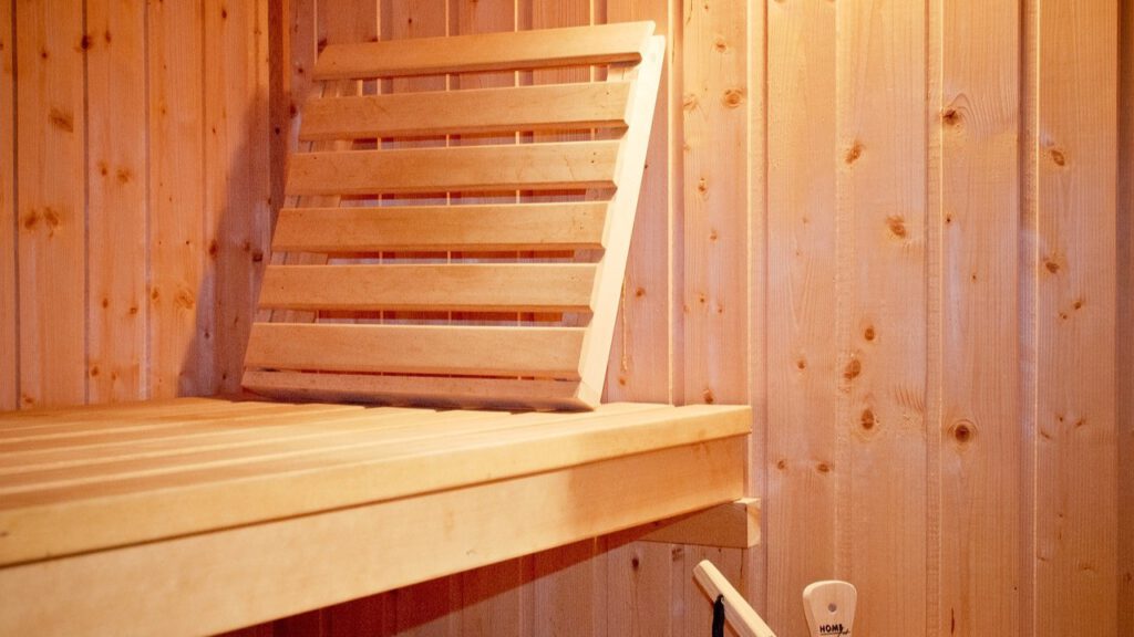 sauna drewniana w domu z bali